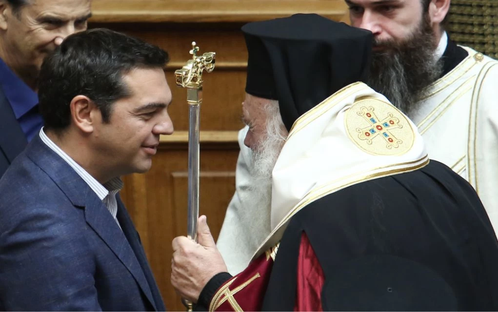 Η ΔΙΣ εμπαίζει την ελληνική κοινωνία : Πάντα ασθμαίνουσα, πάντα πίσω από τα γεγονότα – Απαράδεκτη στάση στην αναδοχή παιδιών από ομοφυλόφιλους